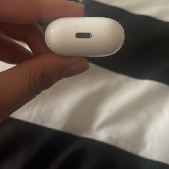 Apple Airpods 1st generation. - Picture 2 of 5